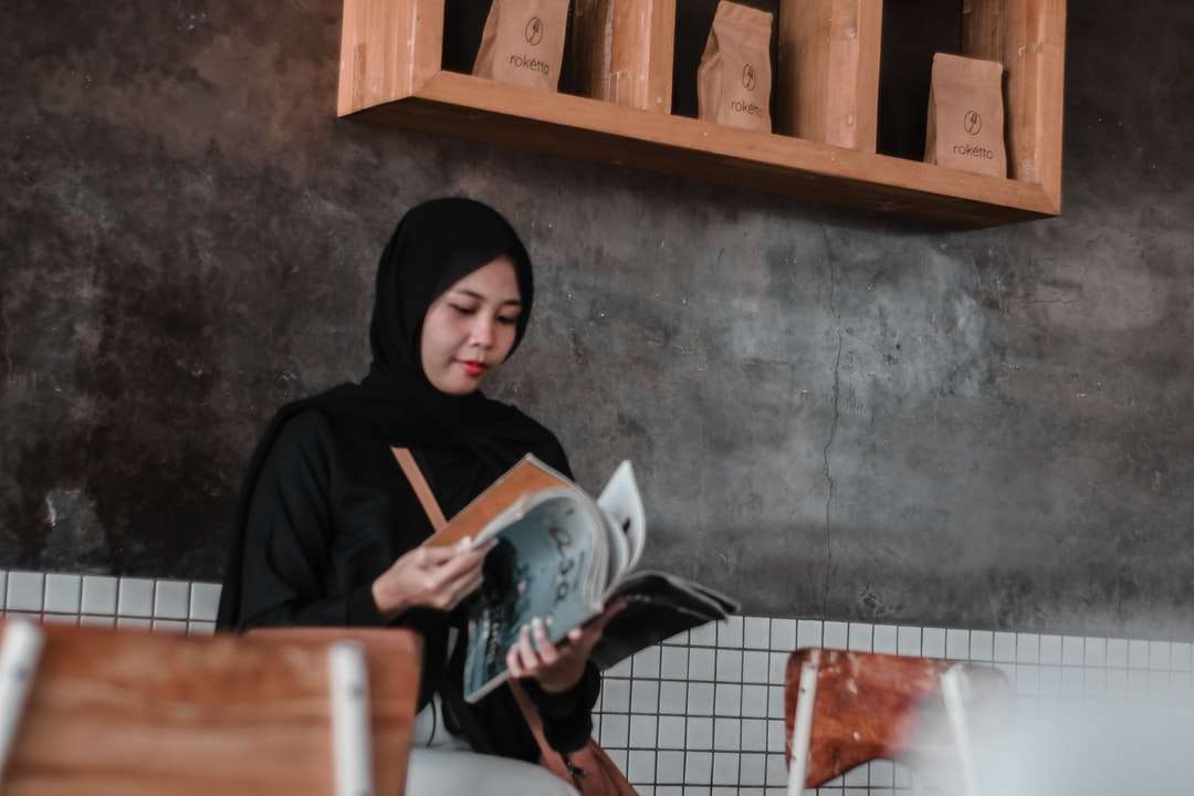kobieta w czarnym hidżabie trzymając biały kubek ceramiczny puzzle online
