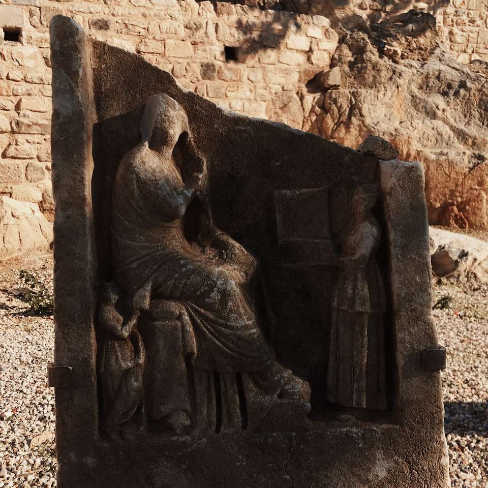 brązowy posąg z betonu w ciągu dnia puzzle online