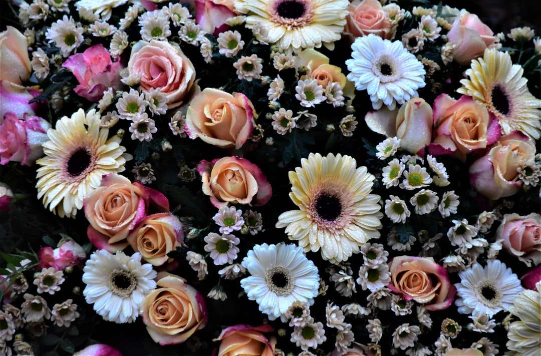 różowe i białe kwiaty na czarnej tkaninie puzzle online