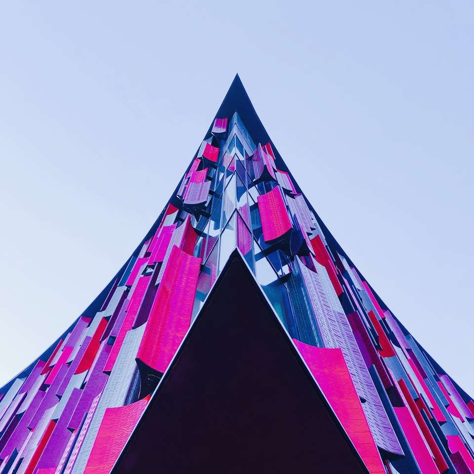 fotografia z niskiego kąta fioletowego i czarnego budynku puzzle online