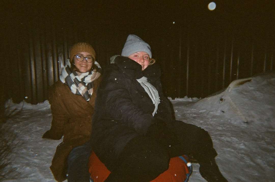 mężczyzna i kobieta siedzi na ziemi pokryte śniegiem puzzle online