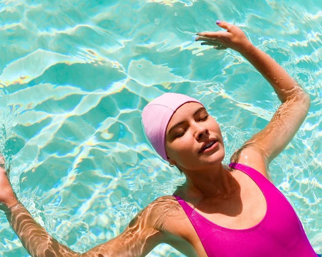 kobieta w różowym stroju kąpielowym w wodzie puzzle online