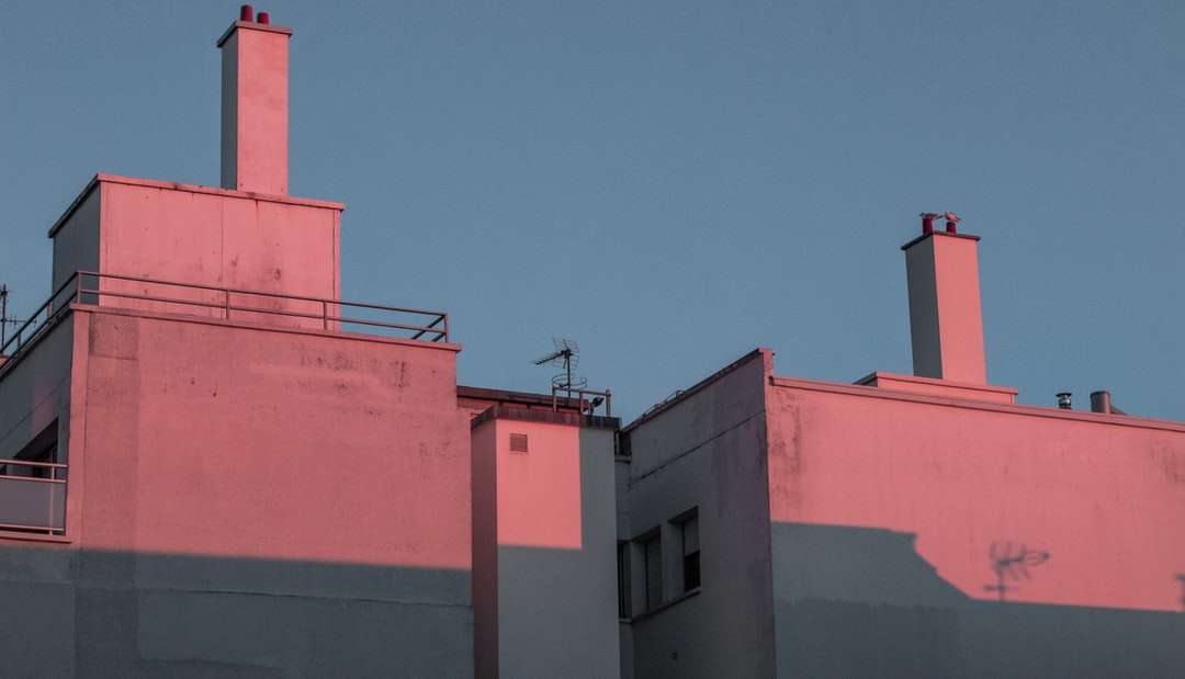 różowo-biały betonowy budynek puzzle online