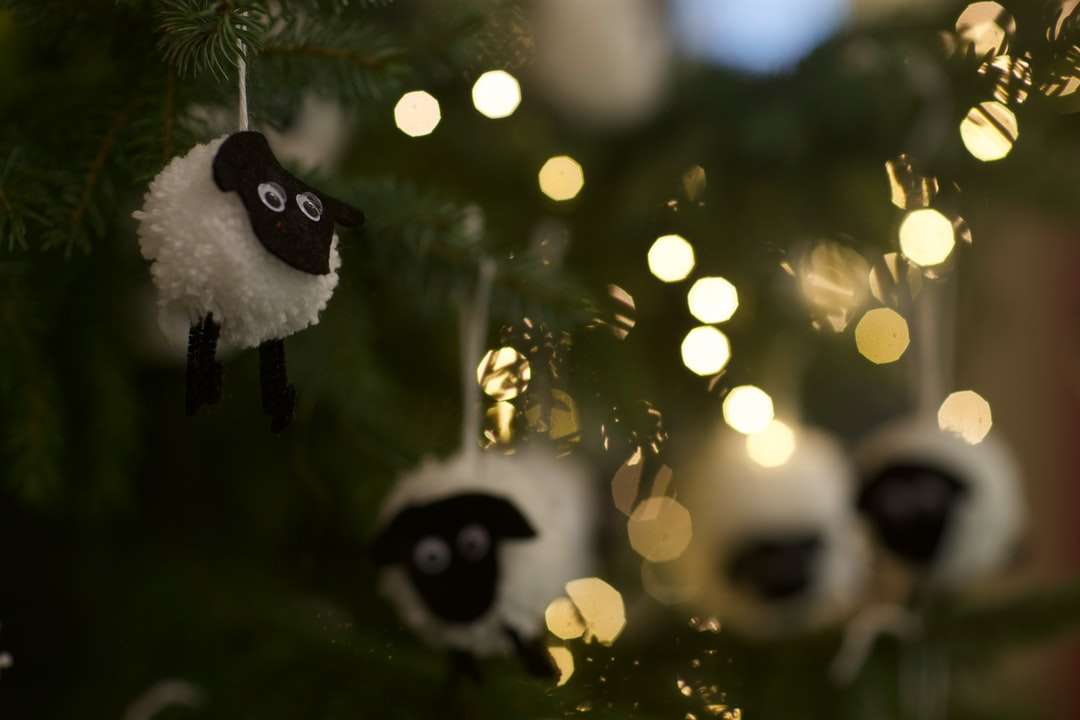 czarno-biała panda na gałęzi drzewa puzzle online