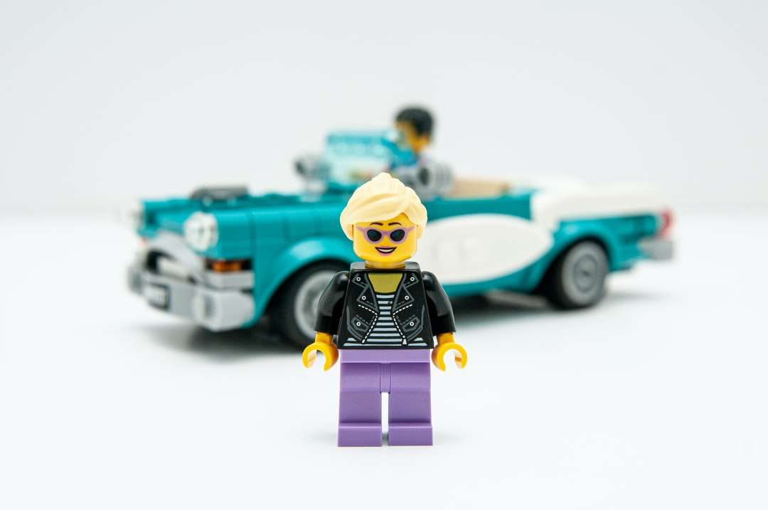Mini figurka lego obok niebieskiego samochodu puzzle online