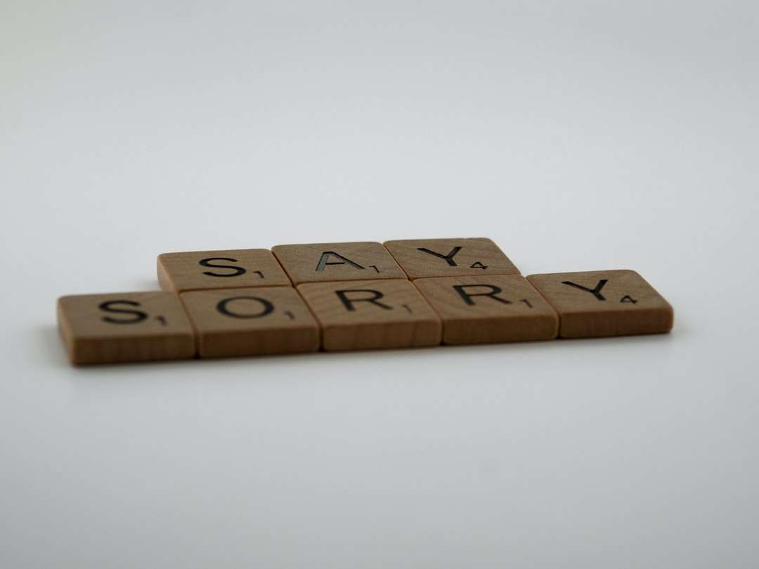 brązowe drewniane klocki z numerem puzzle online