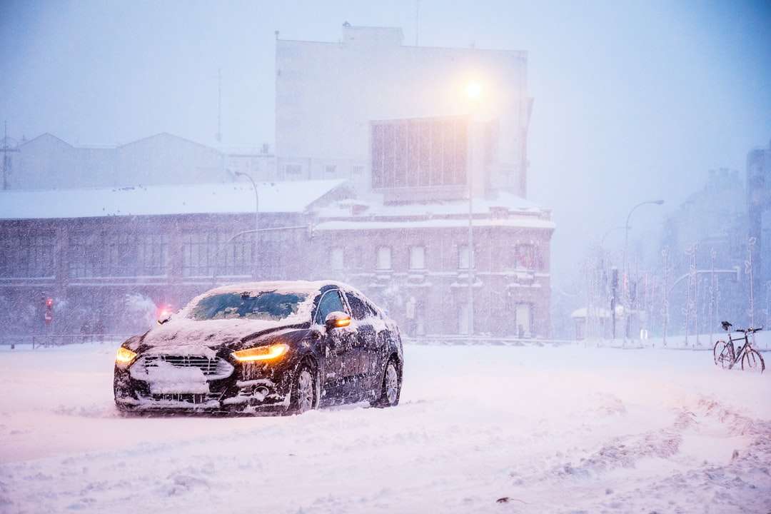 żółty i czarny samochód sportowy na drodze pokryte śniegiem puzzle online