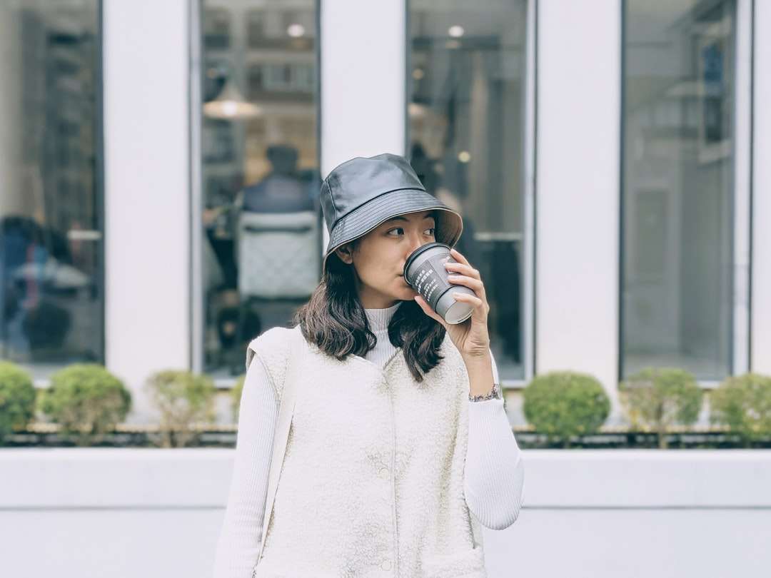 kobieta w białym swetrze na sobie czarną czapkę puzzle online