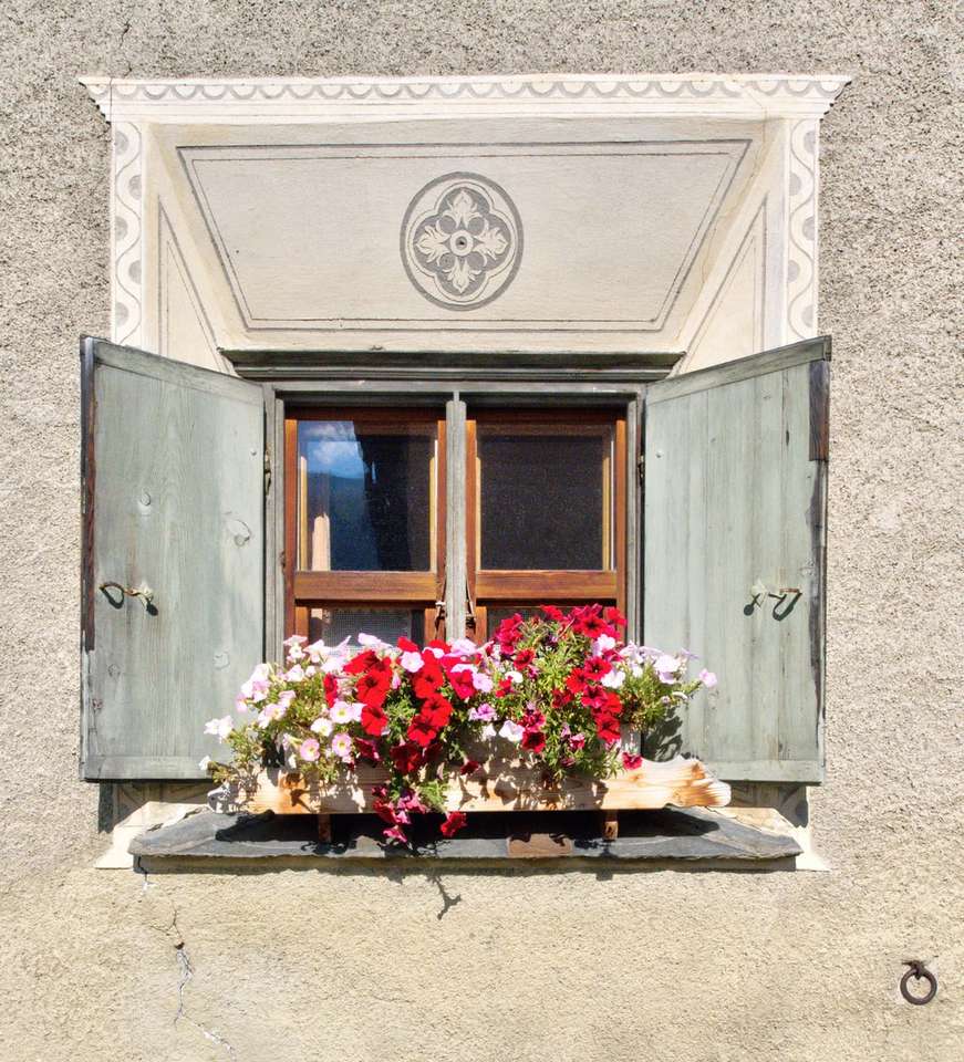 niebieskie drewniane drzwi z kwiatami na górze puzzle online