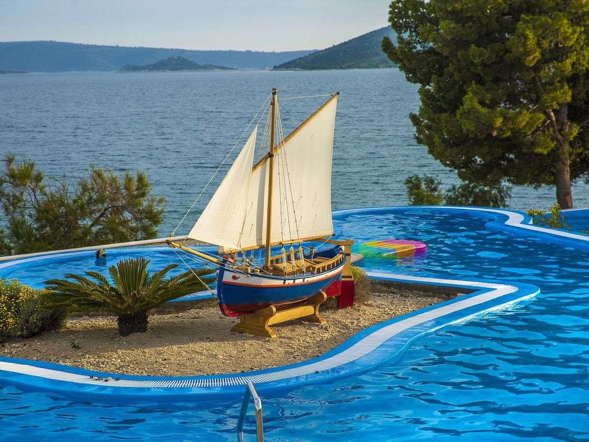 Basen hotelowy Trogir Chorwacja puzzle online