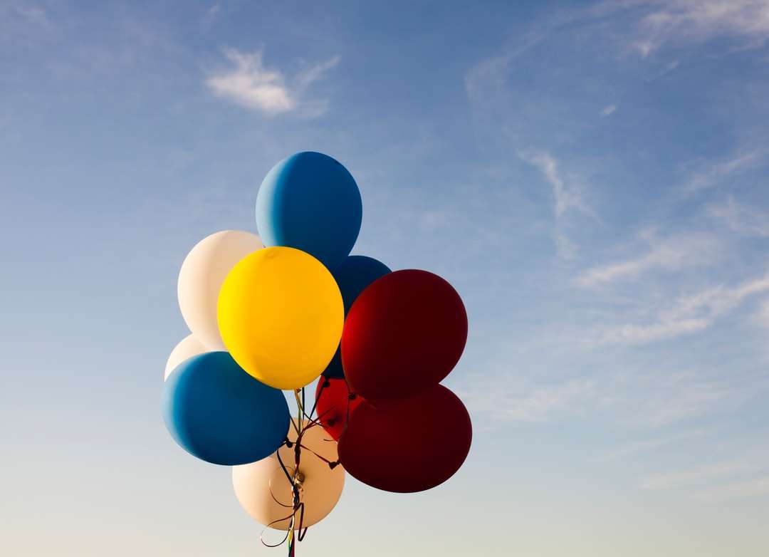białe, żółte, czerwone i niebieskie balony pod błękitnym niebem puzzle online
