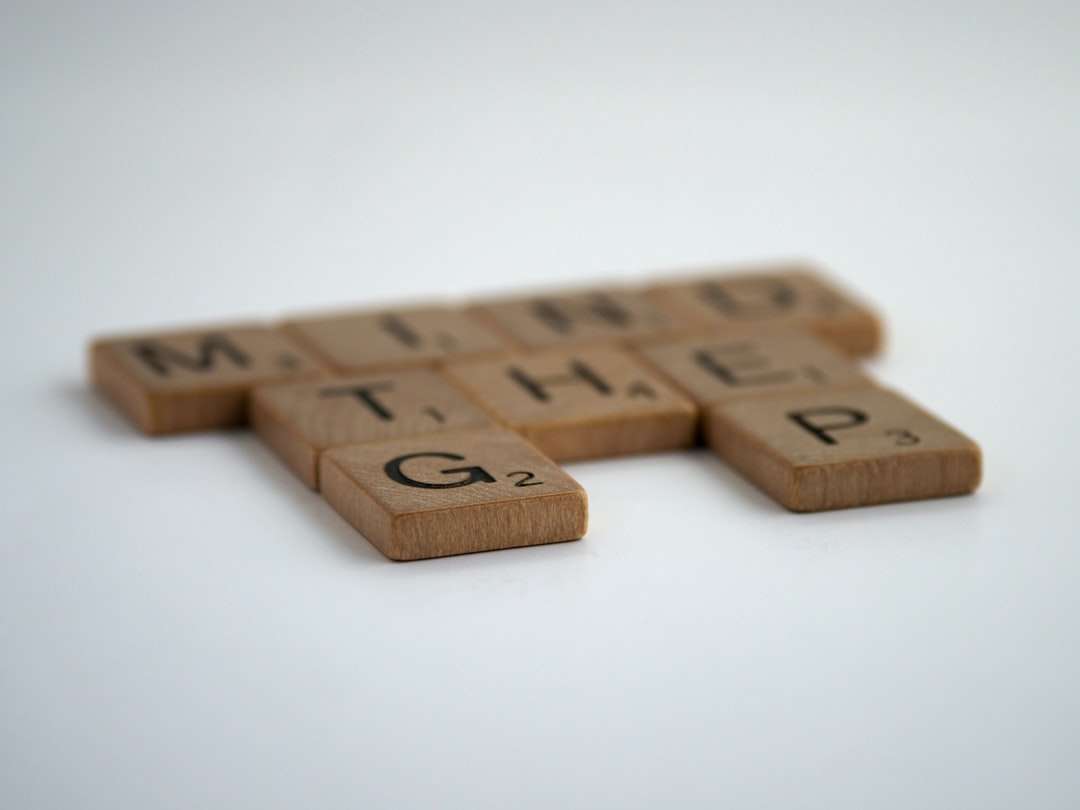 brązowa drewniana litera t-letter puzzle online
