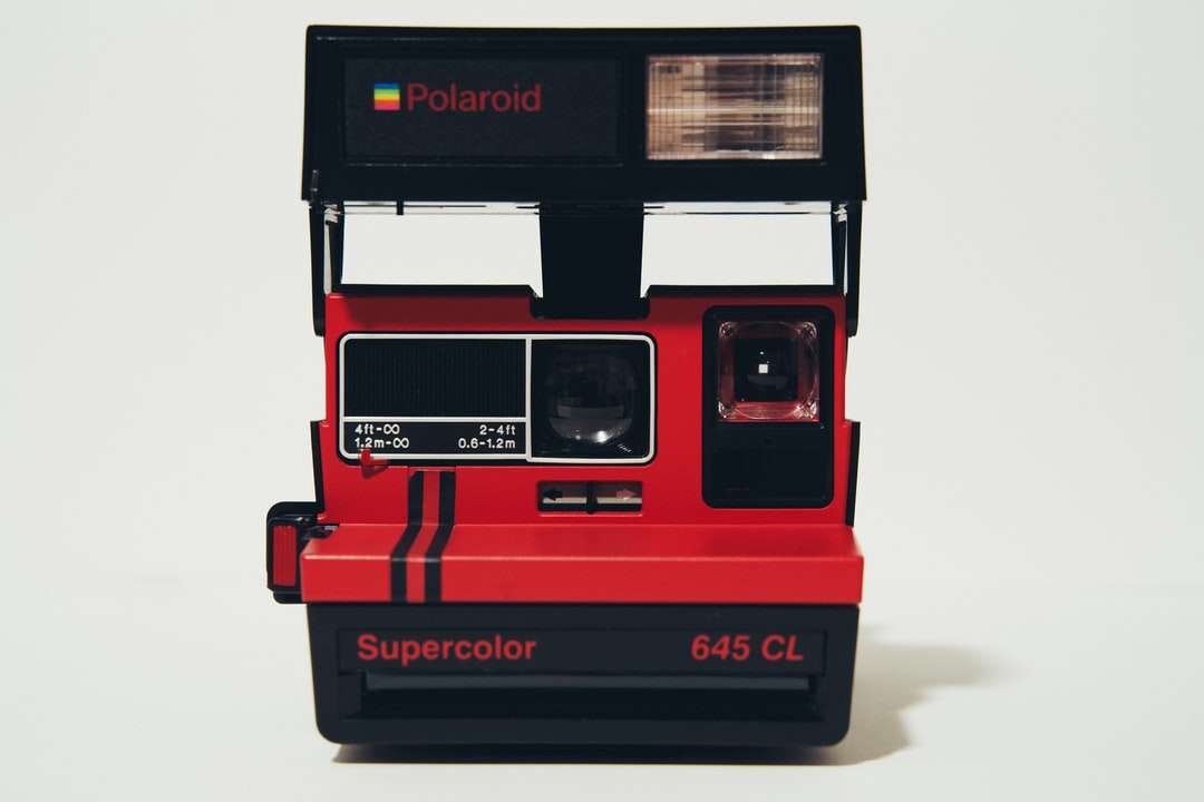 czerwono-czarna kamera polaroid puzzle online