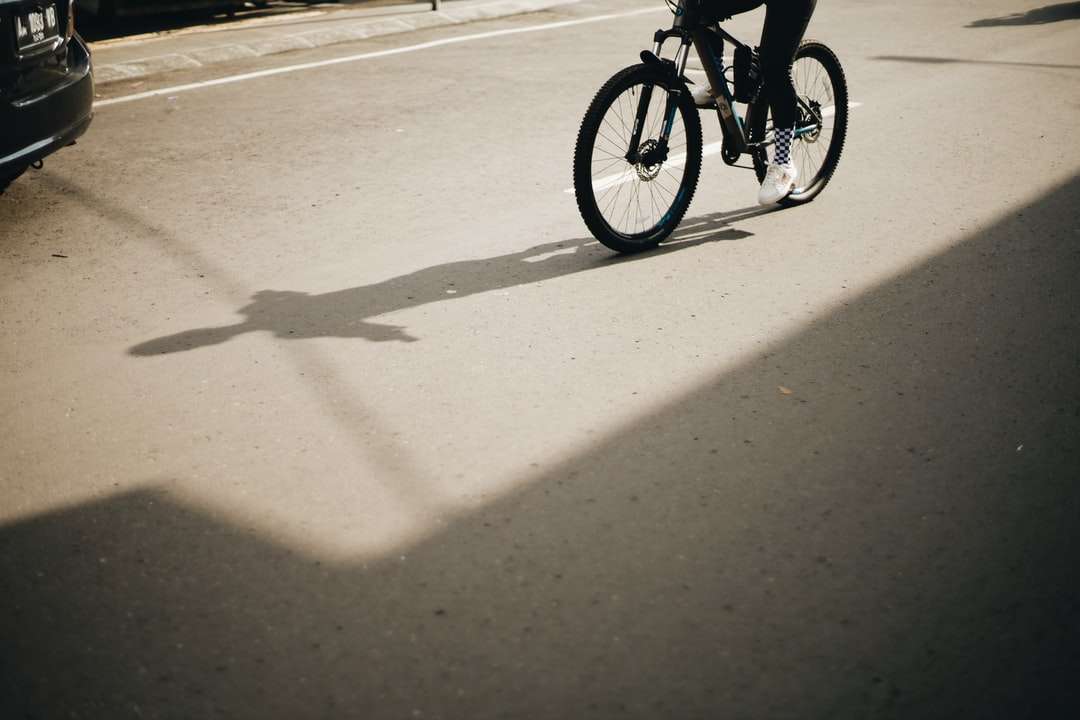 osoba jadąca na rowerze po drodze w ciągu dnia puzzle online