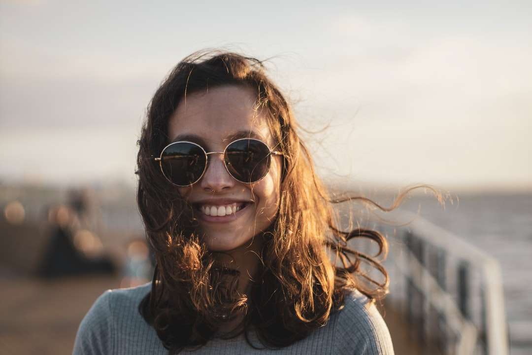 kobieta w niebieskim swetrze na sobie czarne okulary przeciwsłoneczne puzzle online