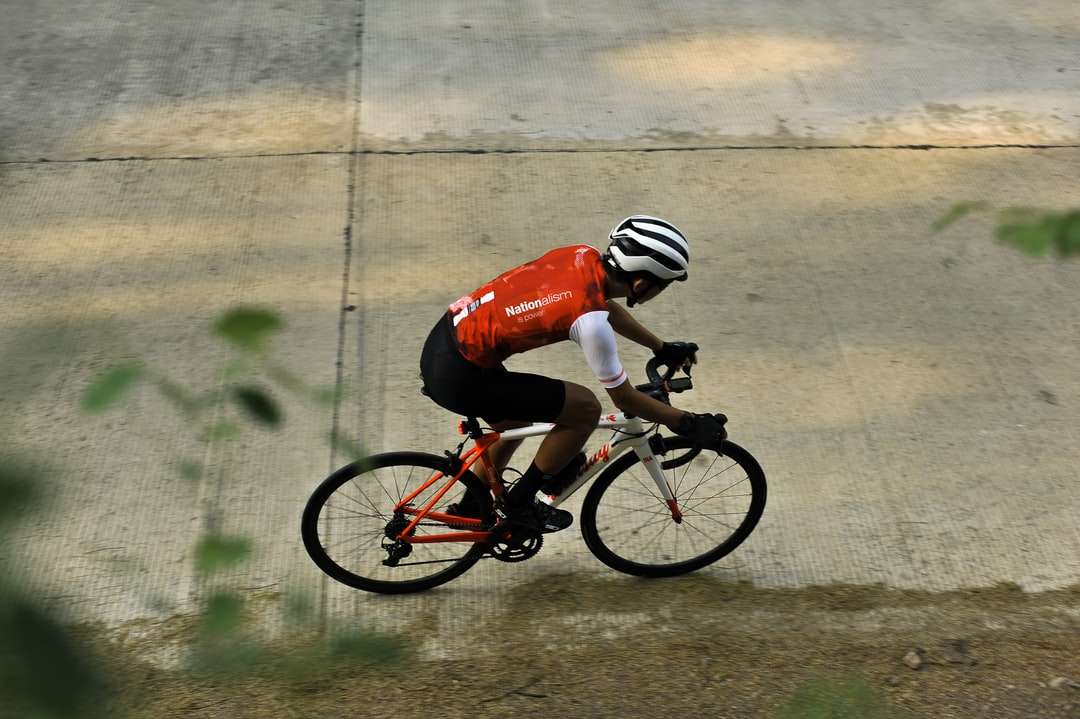 człowiek w czerwono-biały kask rowerowy, jazda konna puzzle online