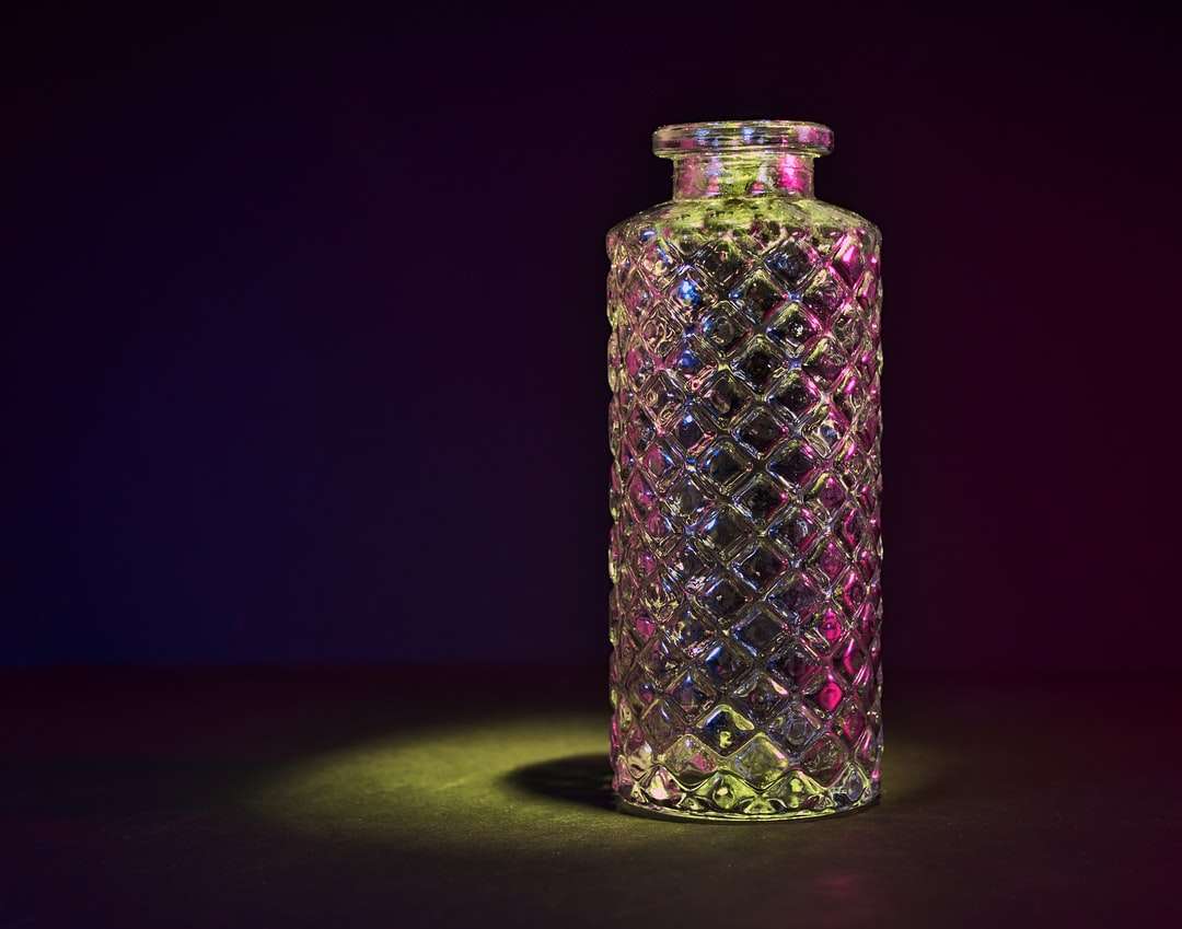 przezroczysty szklany słoik z fioletowo-białym światłem puzzle online