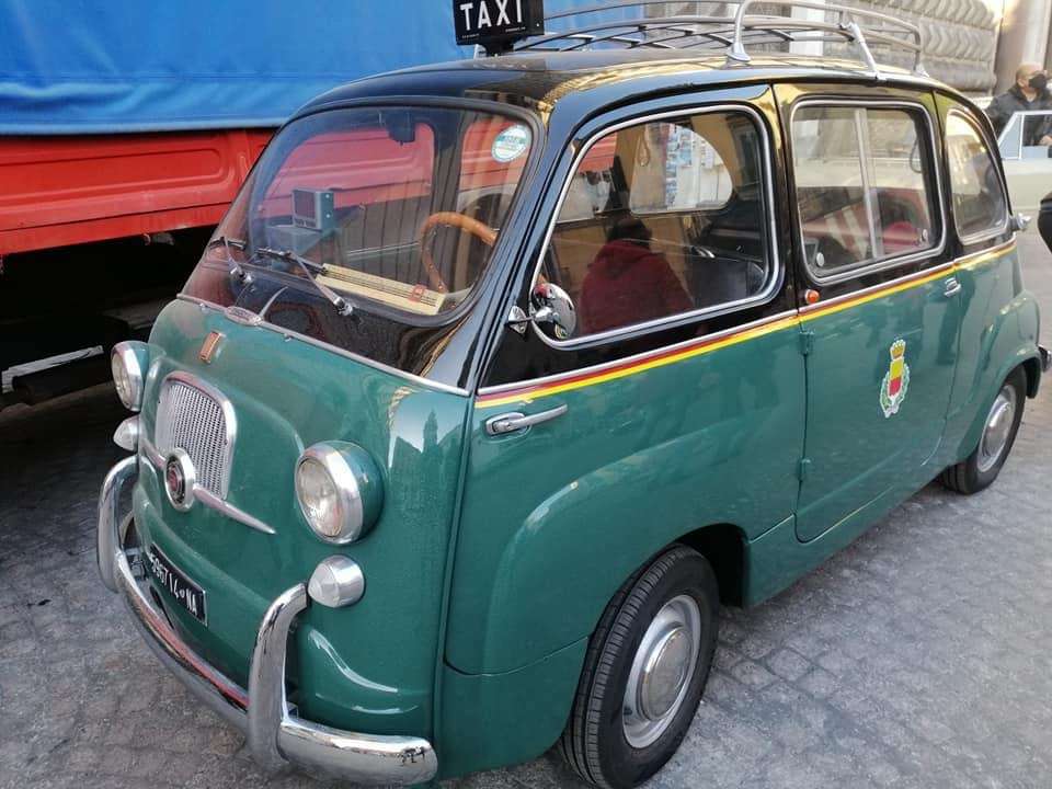 Fiat Multipla Taxi puzzle online