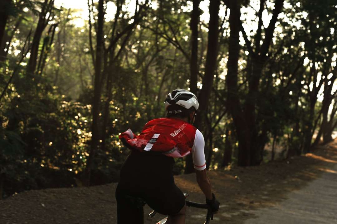 człowiek w czerwonej koszuli, jazda na rowerze puzzle online