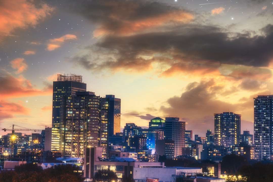 panoramę miasta pod zachmurzonym niebem w porze nocnej puzzle online