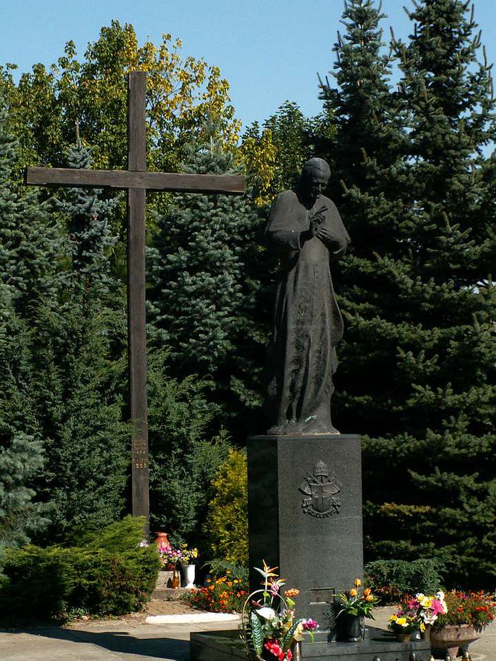 Pomnik Jana Pawła II przed kościołem w Mistrzejowi puzzle online