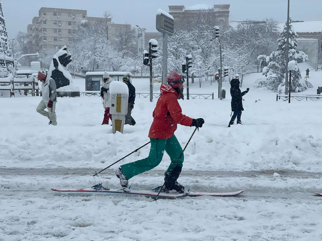 ludzie w czerwonej kurtce i spodniach grają na nartach puzzle online