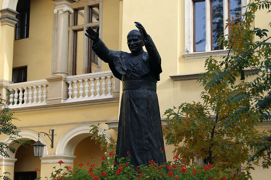 Pomnik Jana Pawła II na dziedzińcu Pałacu Biskupie puzzle online