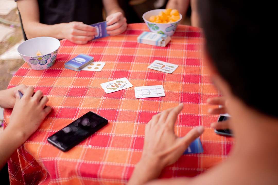 osoba posiadająca karty do gry na stole puzzle online