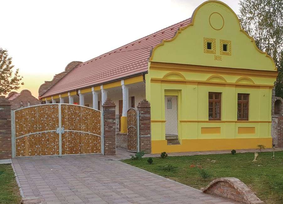 Osijek Yellow House Chorwacja puzzle online