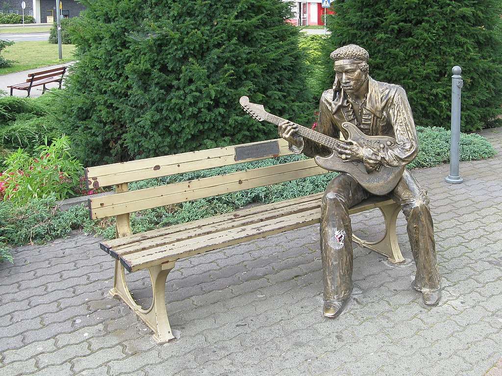 Ławeczka Jimiego Hendrixa w Dąbrowie Górniczej puzzle online