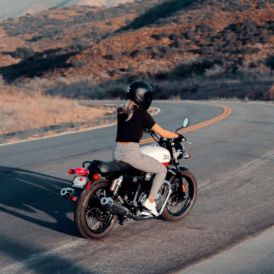 mężczyzna w czarnej koszuli, jazda motocyklem na drodze w ciągu dnia puzzle online
