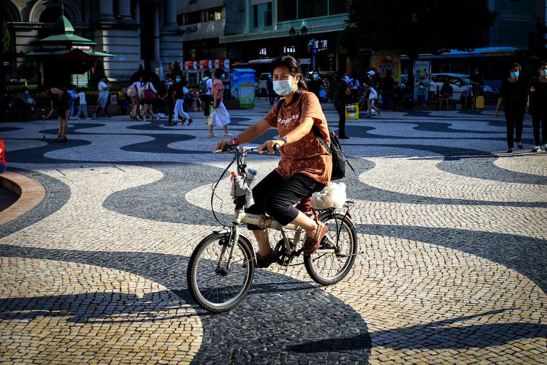 kobieta w brązowej koszuli, jazda na rowerze na drodze puzzle online