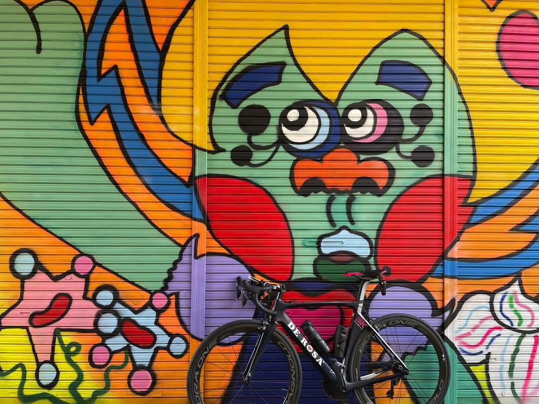 czarny rower z czerwonym i żółtym graffiti na ścianie serca puzzle online