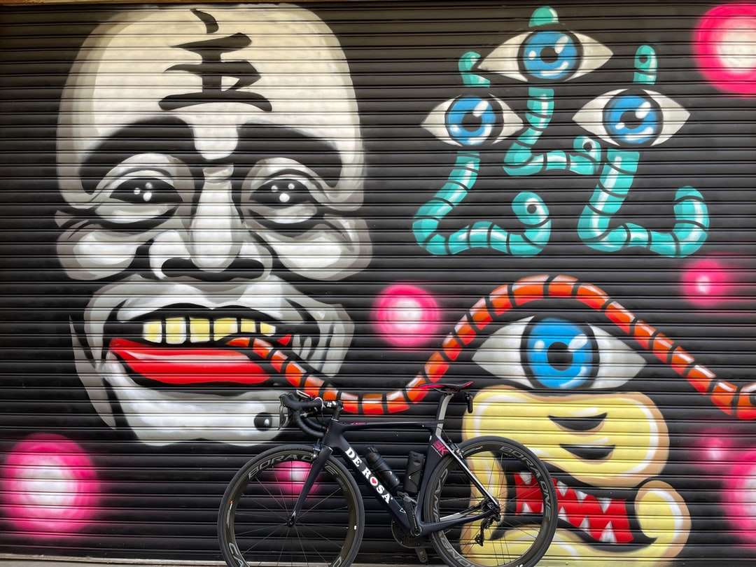 czarny rower z czarno-białą maską puzzle online