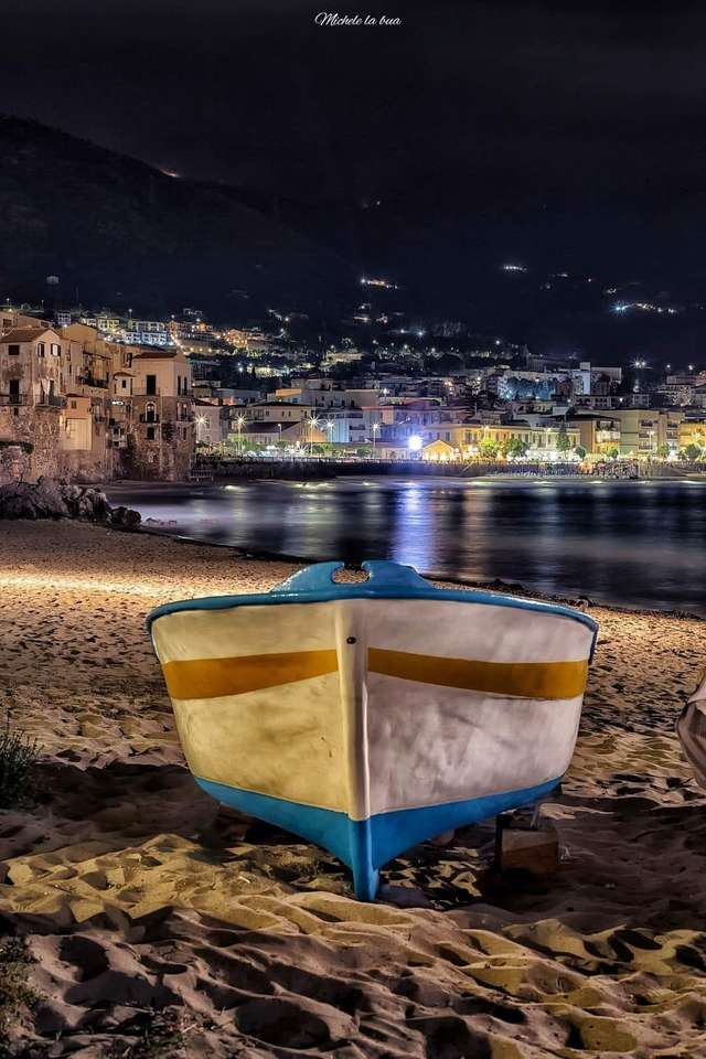 łódź na plaży Cefalù PA Włochy puzzle online