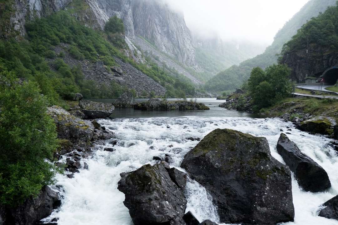 rzeka między zielonymi górami w ciągu dnia puzzle online