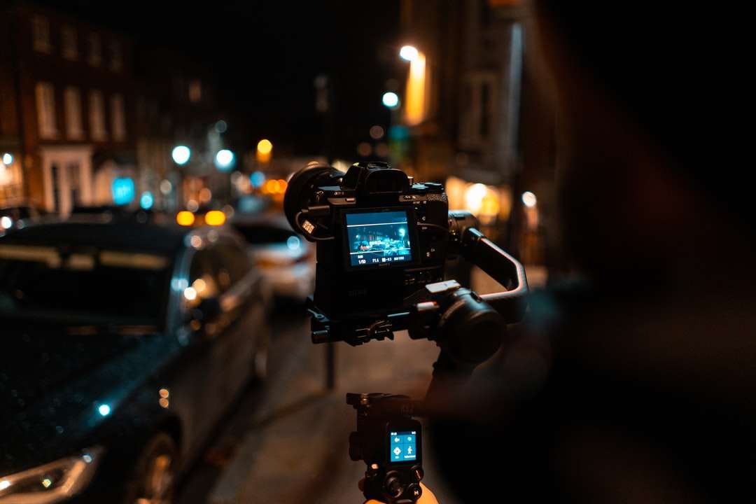osoba trzymająca czarny aparat dslr robienie zdjęć ulicy puzzle online