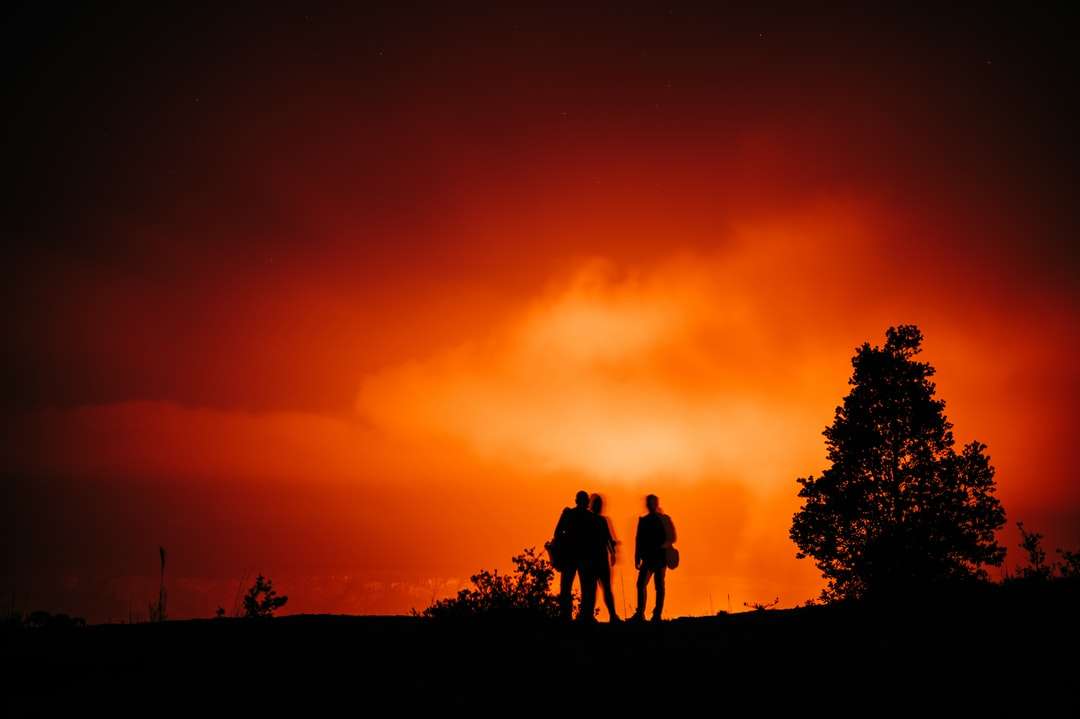 sylwetka 3 mężczyzn stojących na ziemi podczas zachodu słońca puzzle online
