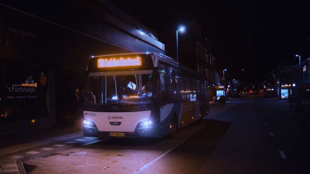 biały i czerwony autobus na drodze w porze nocnej puzzle online
