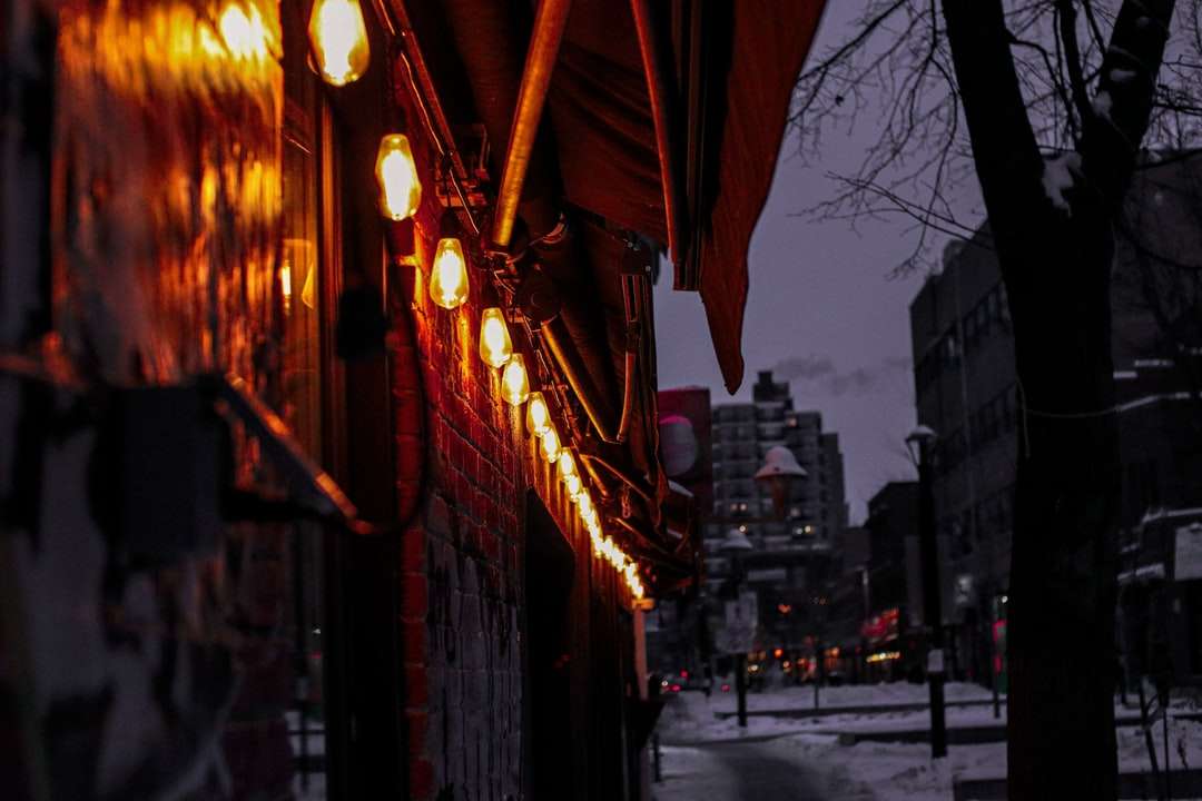 brązowy parasol na ulicy w porze nocnej puzzle online