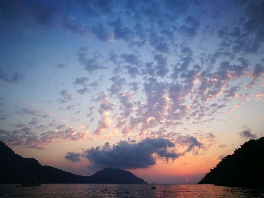 sylwetka góry pod zachmurzonym niebem podczas zachodu słońca puzzle online