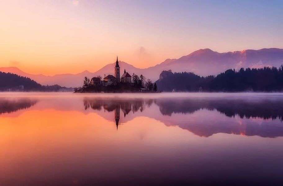 Krwawione jezioro z wyspą w Słowenii puzzle online