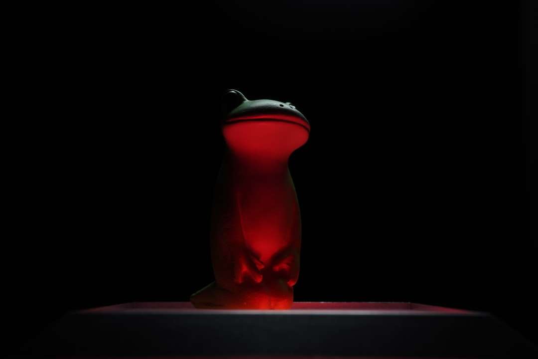 czerwono-czarna figurka ceramiczna puzzle online