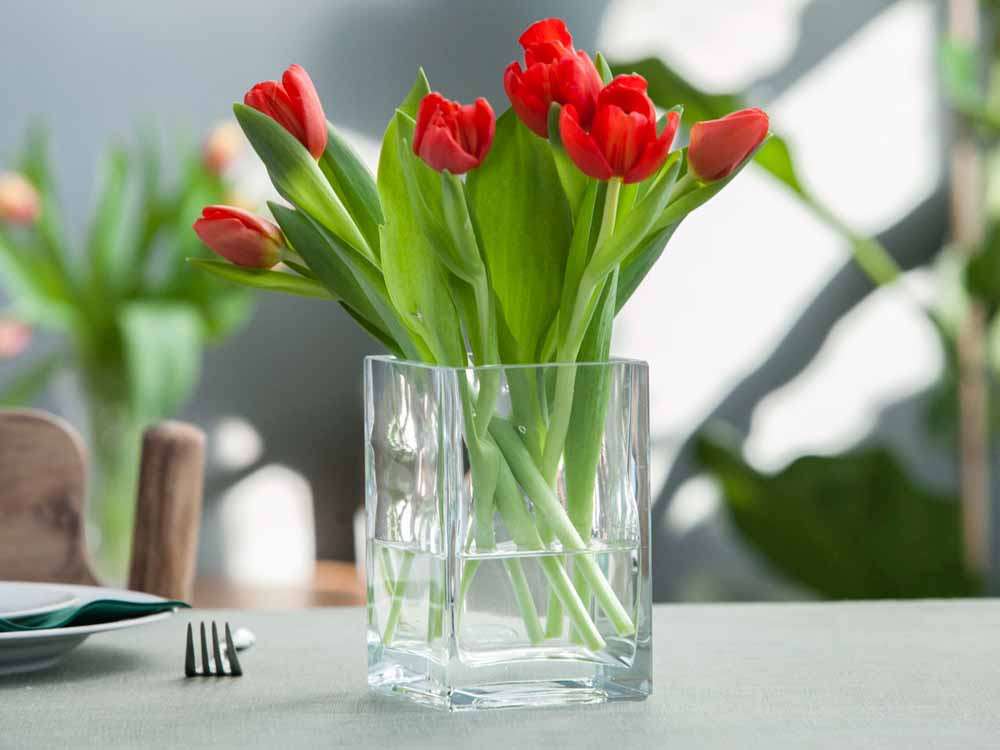 czerwone tulipany w wazonie puzzle online