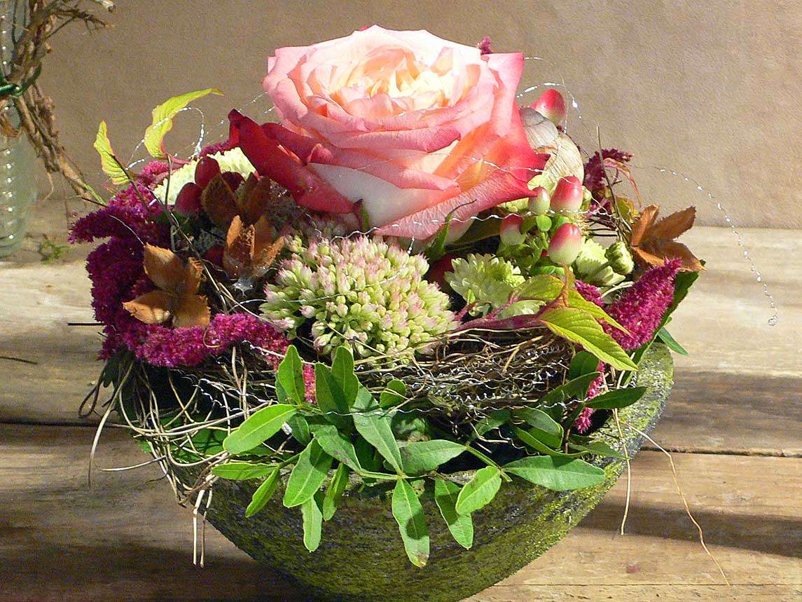 Piękna misa ozdobna z roślinami i różą puzzle online