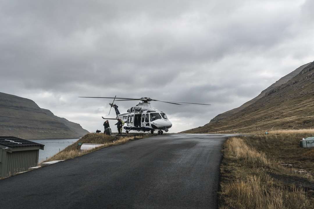 biało-czarny helikopter lecący nad górą puzzle online