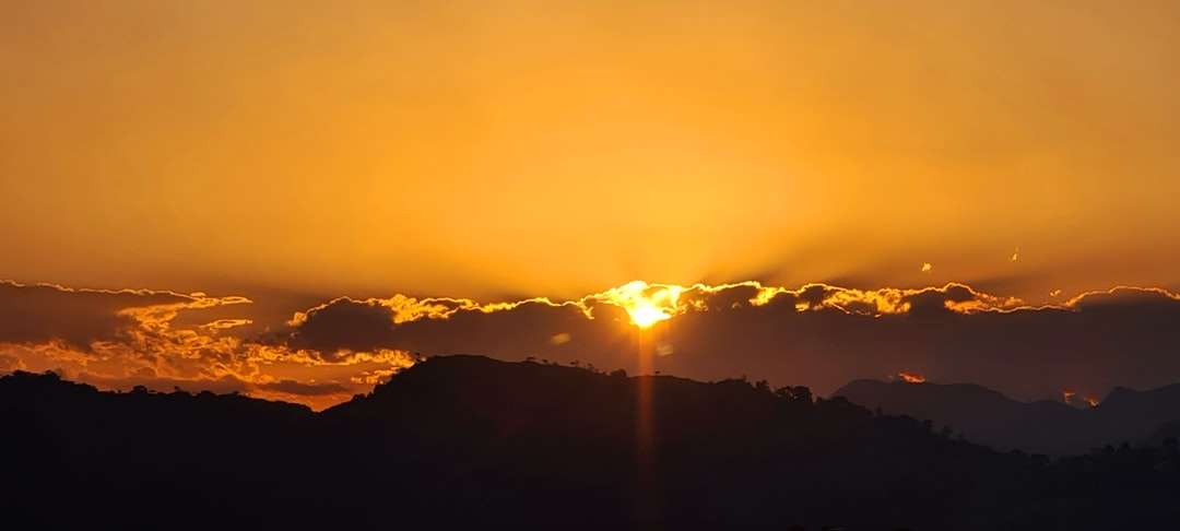 sylwetka gór podczas zachodu słońca puzzle online