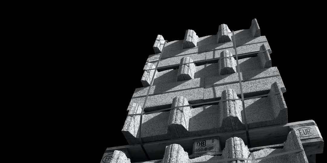 budynek z szarego betonu w ciągu dnia puzzle online