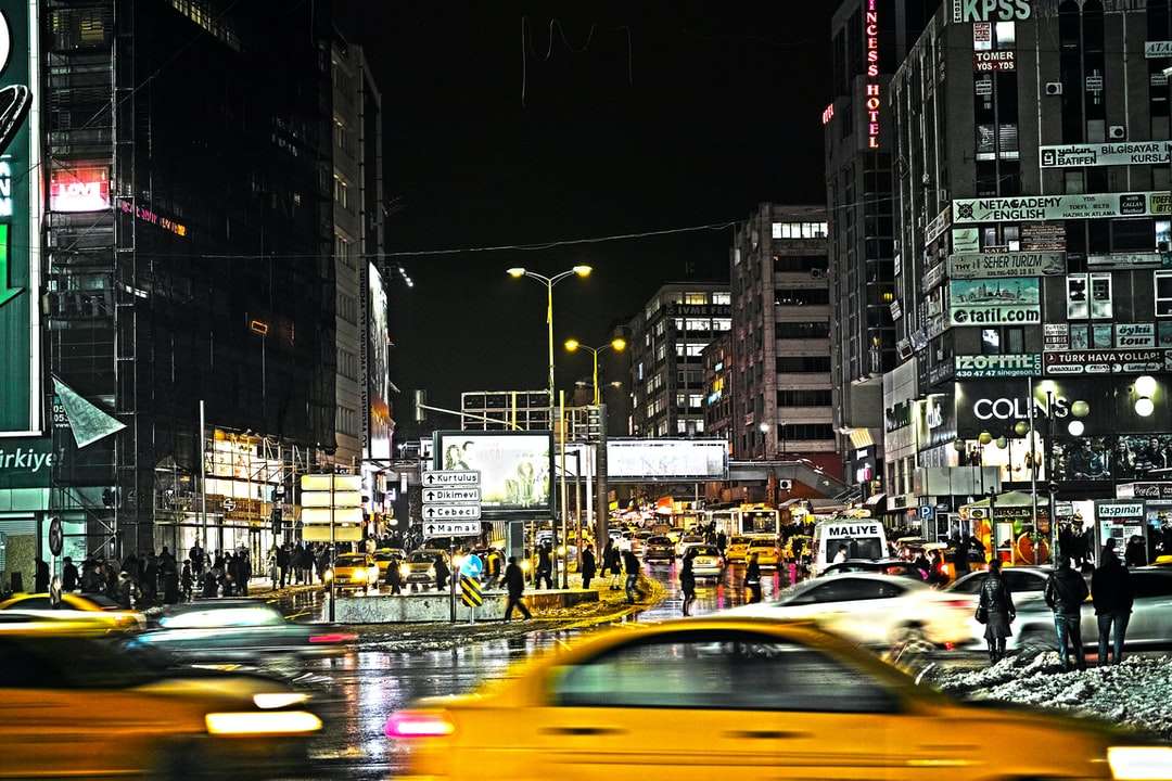 samochody na drogach między budynkami w porze nocnej puzzle online