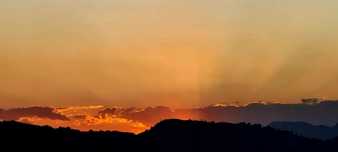 sylwetka góry podczas zachodu słońca puzzle online